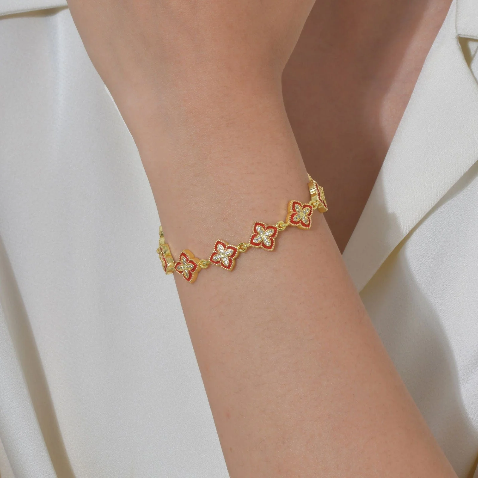 Bracelet dor�� �� fleurs ��maill��es �C bijou raffin�� �� maillons ajustables