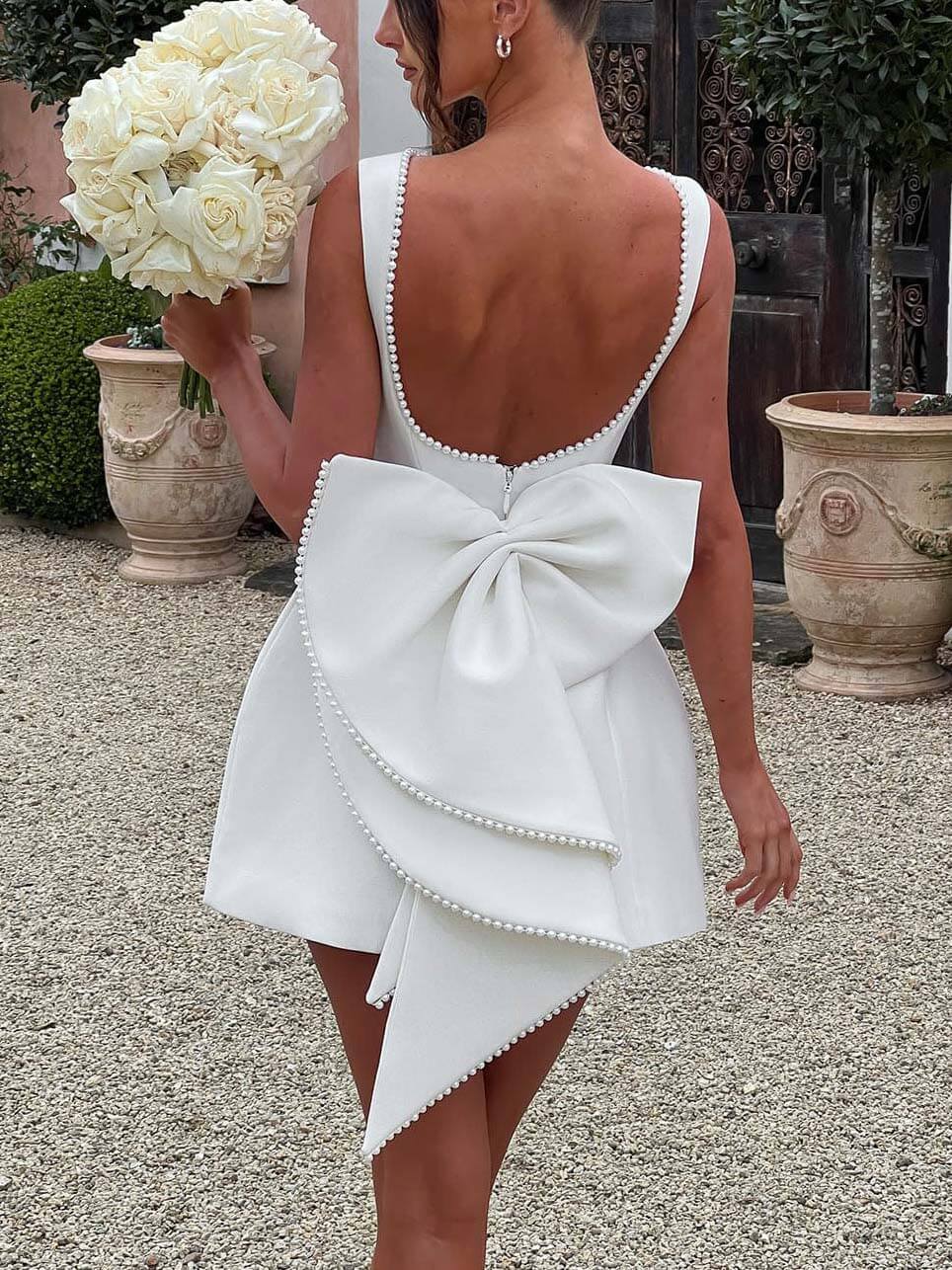 Robe Courte Ajust��e avec Noeud et Perles �C D��collet�� Carr�� et Dos Boutonn��