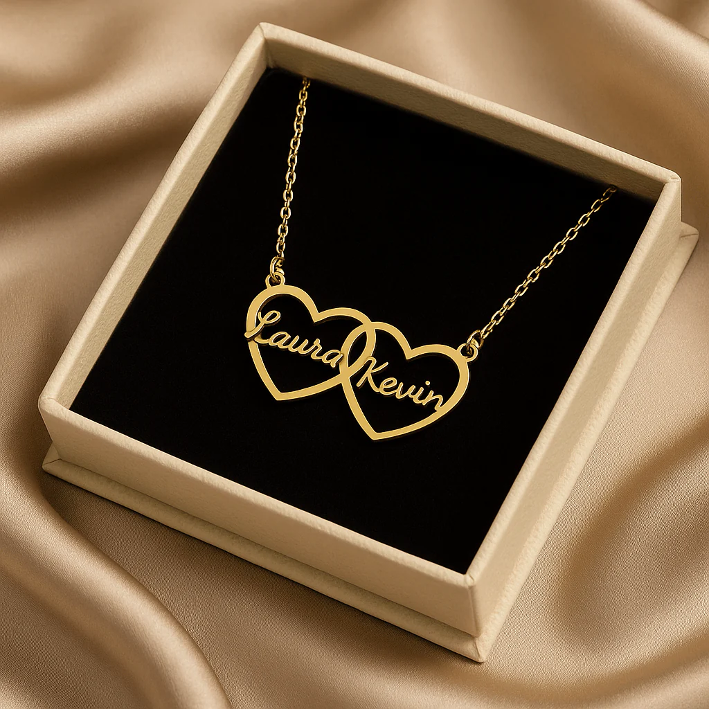 Collier personnalisé deux cœurs entrelacés �?Prénoms gravés avec finesse