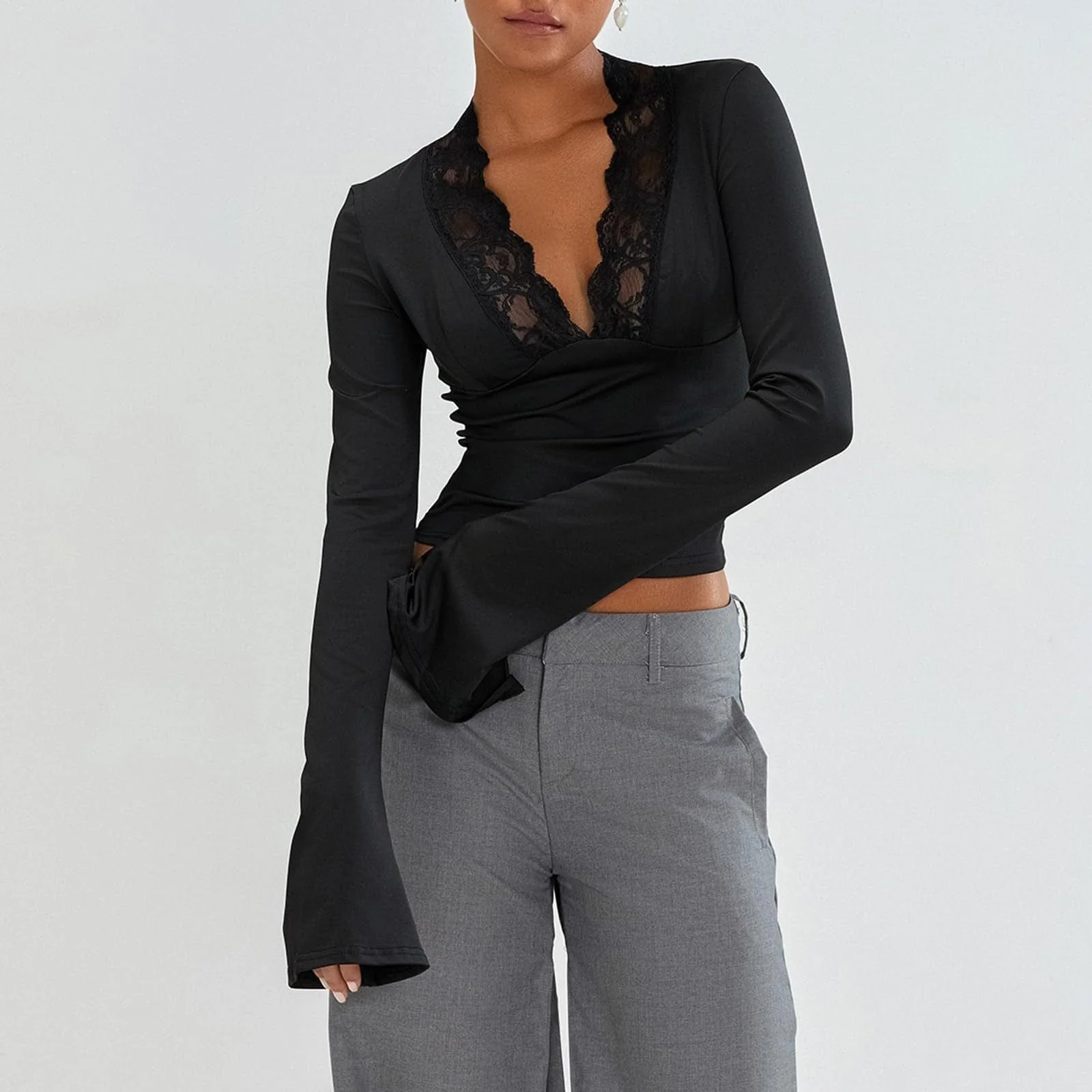 Top en dentelle moderne �C ��l��gance structur��e pour look tendance