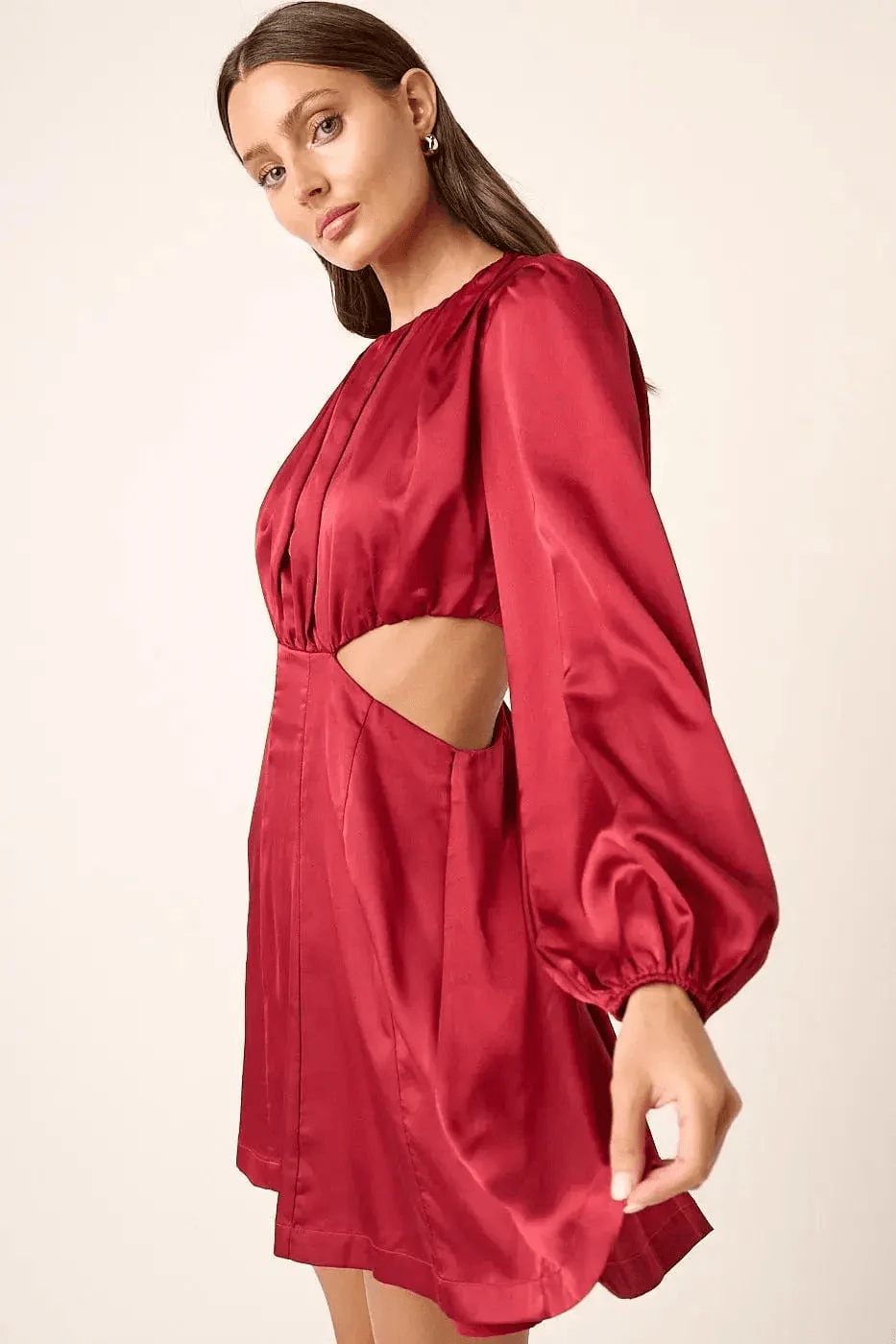 Robe Mini de D��coupe en Satin Rouge �C Elegance Assum��e et Finitions Luxueuses