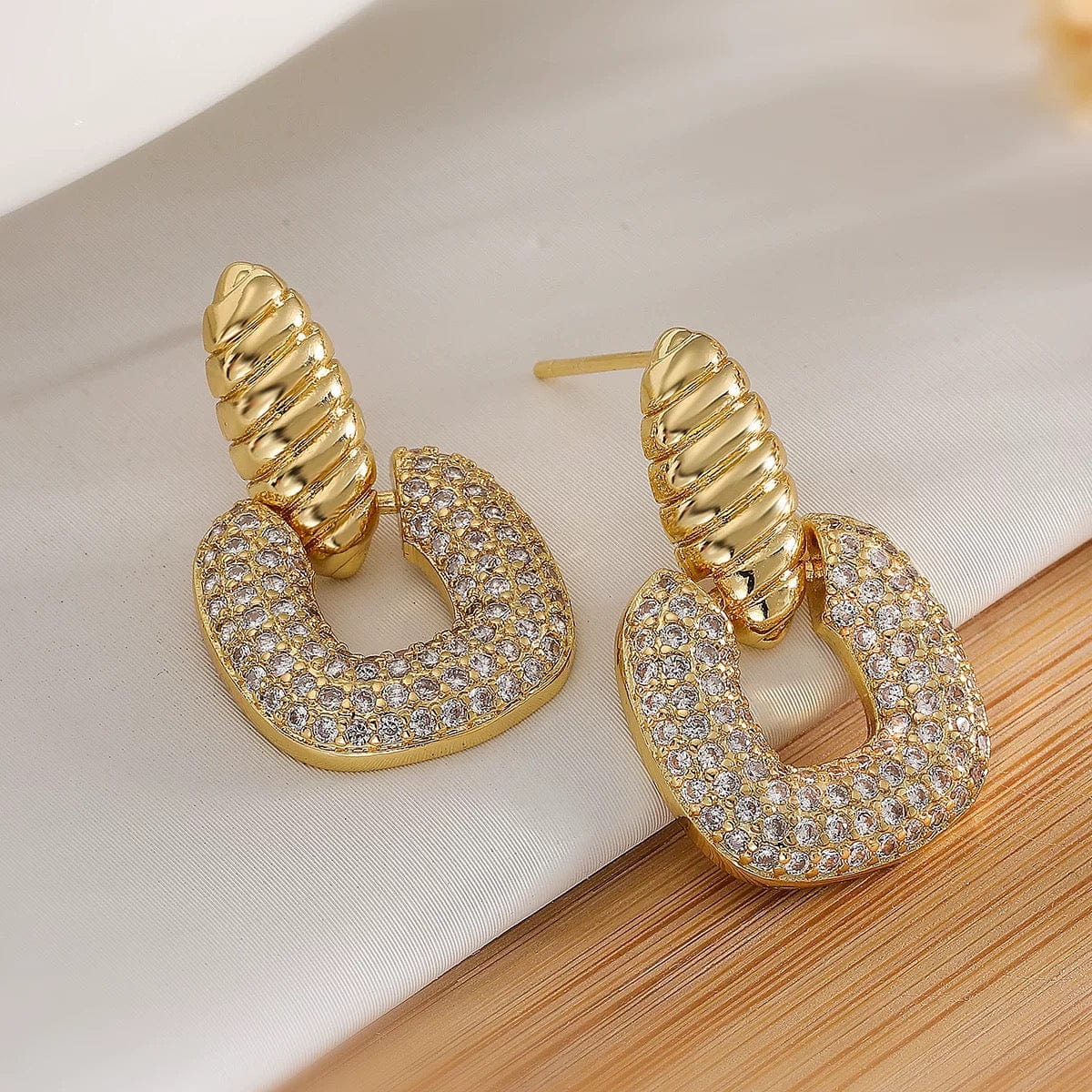 Boucles d'oreilles pendantes pav��es - un ��clat architectural et chic - MAX FOR ME