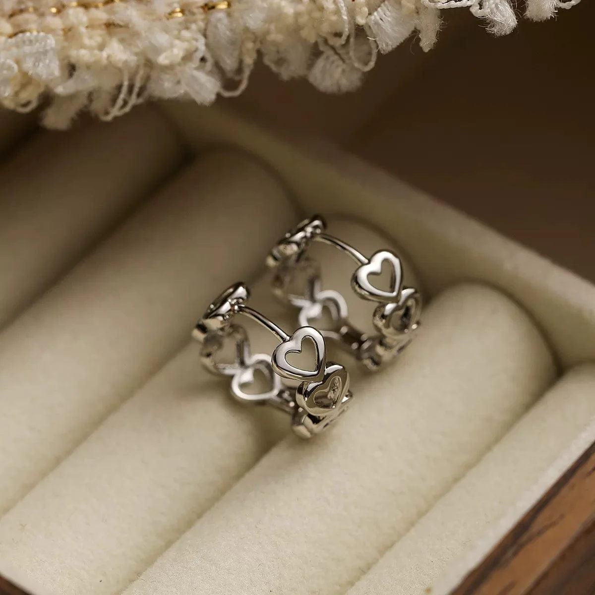 Cr��oles huggie entrelac��es et zircon - ��clat et sophistication - MAX FOR ME