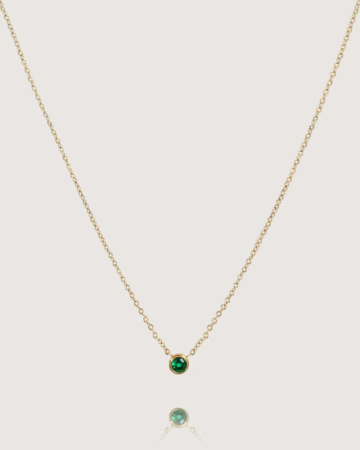 Collier Pendentif Rond Doré avec Pierre Verte �?Élégance Minimaliste