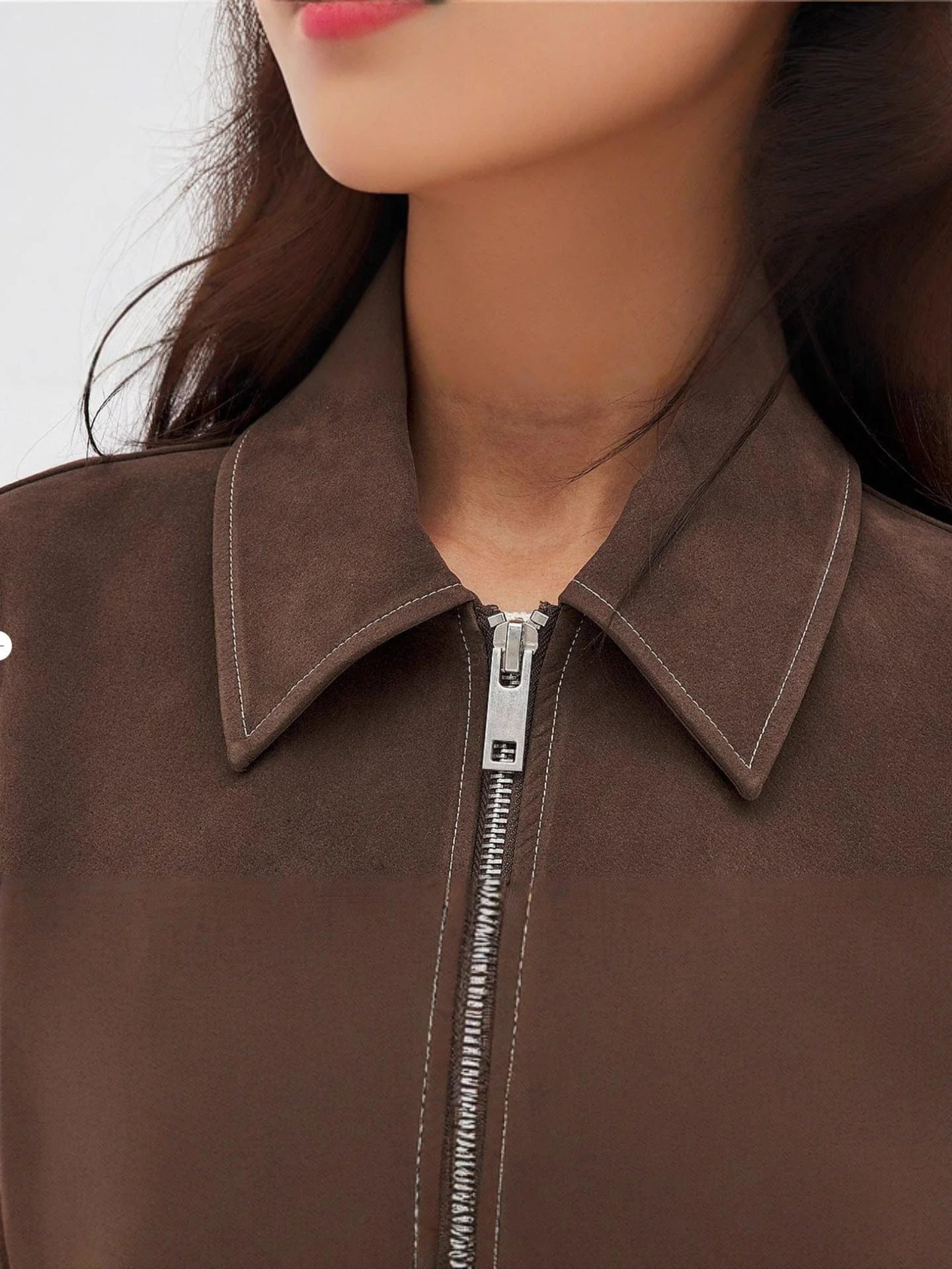 Veste zipp��e coupe droite �C style urbain structur�� et finition daim