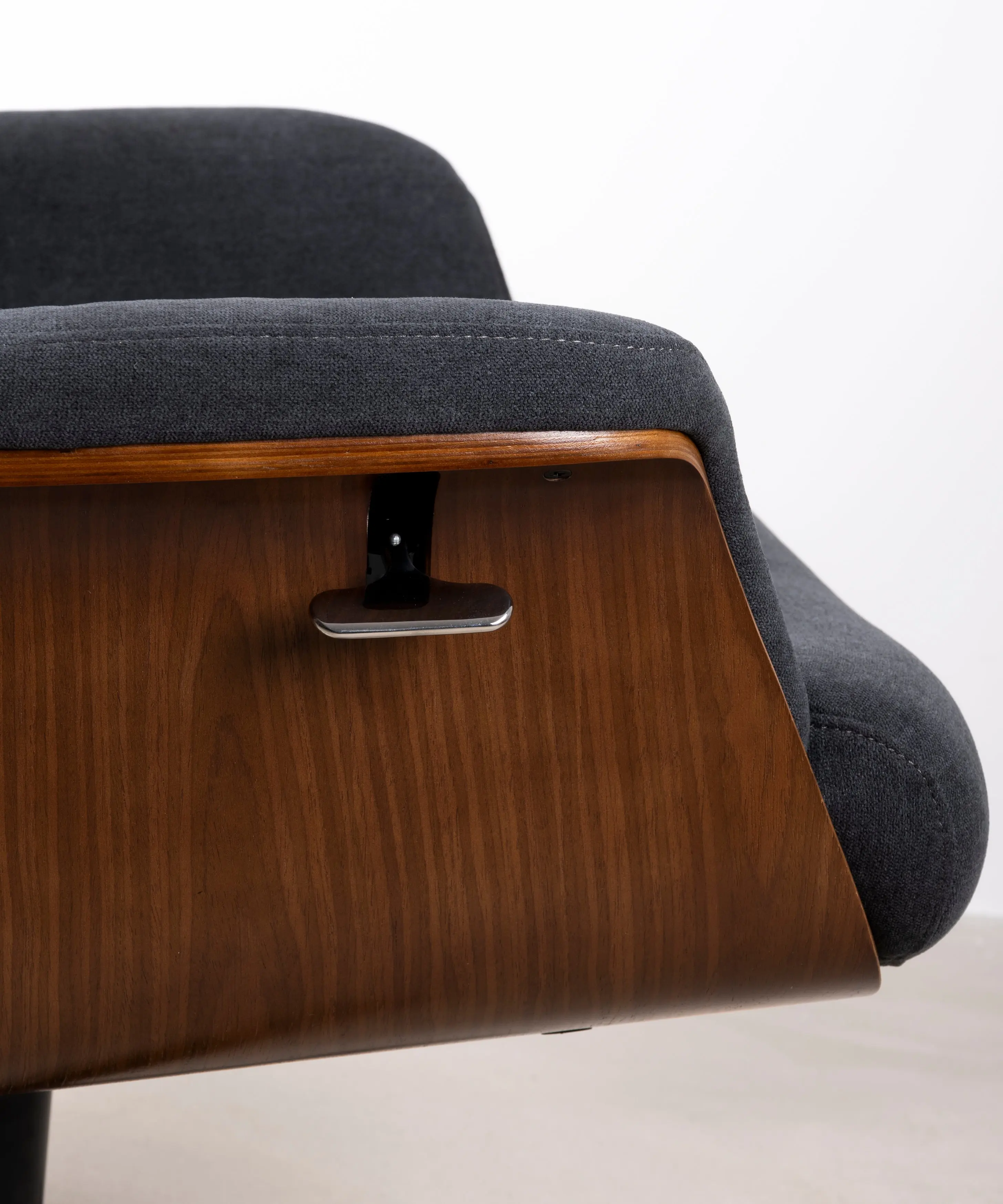 Sillón Reclinable en Madera y Tapizado con Reposapiés Osaka