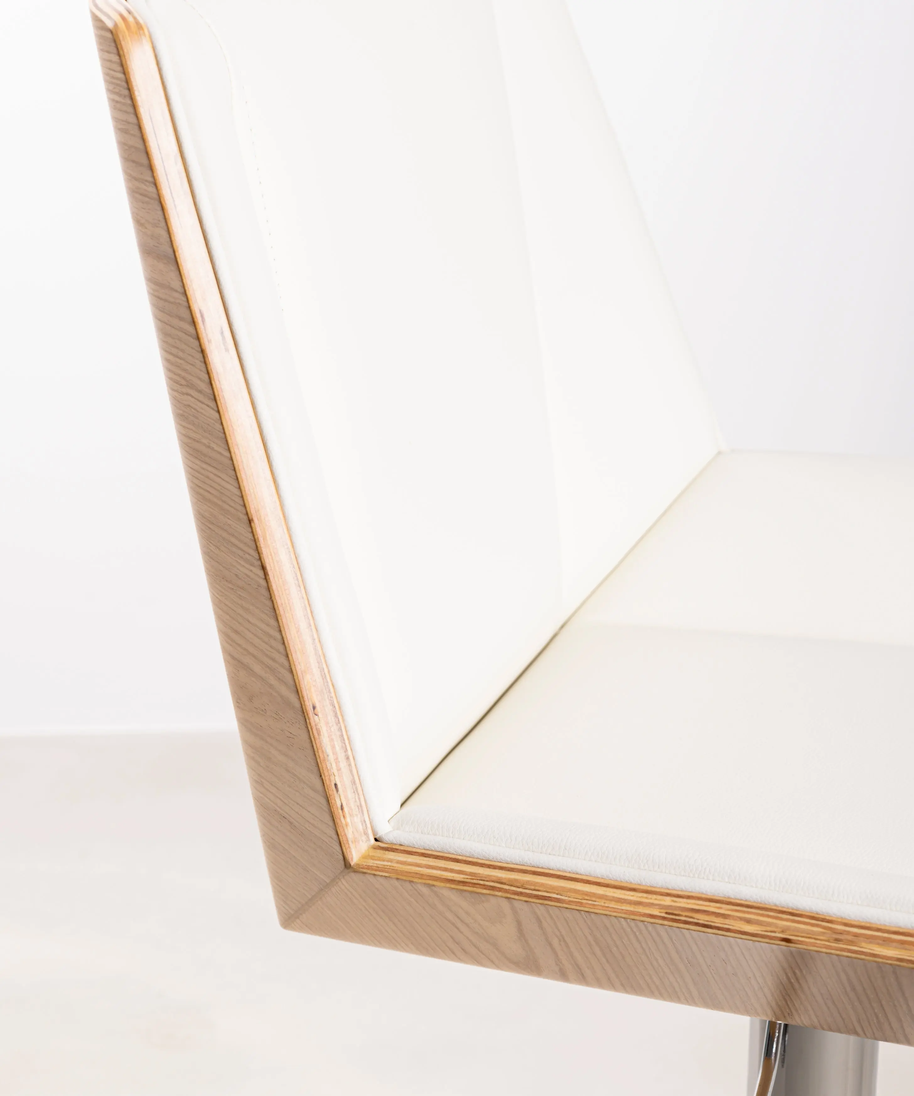 Taburete de Madera y Polipiel Regulable Lyssa