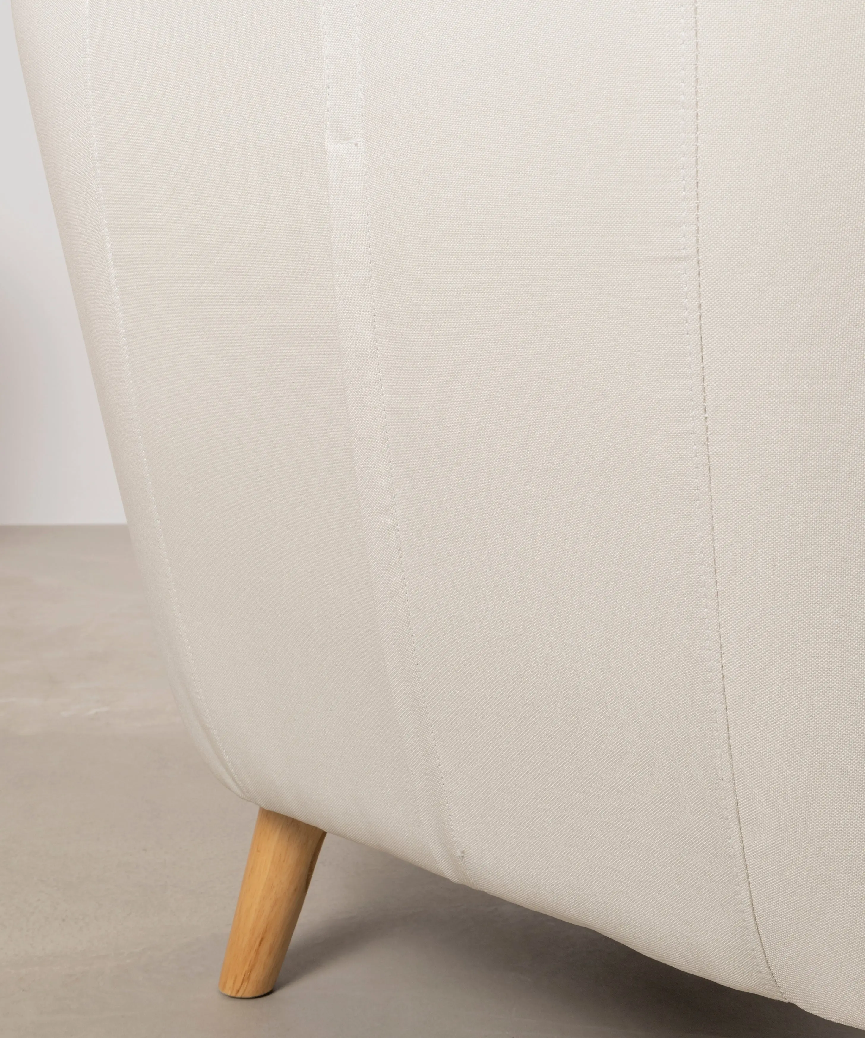 Sillón en Poliéster y Lino con Madera Skandic