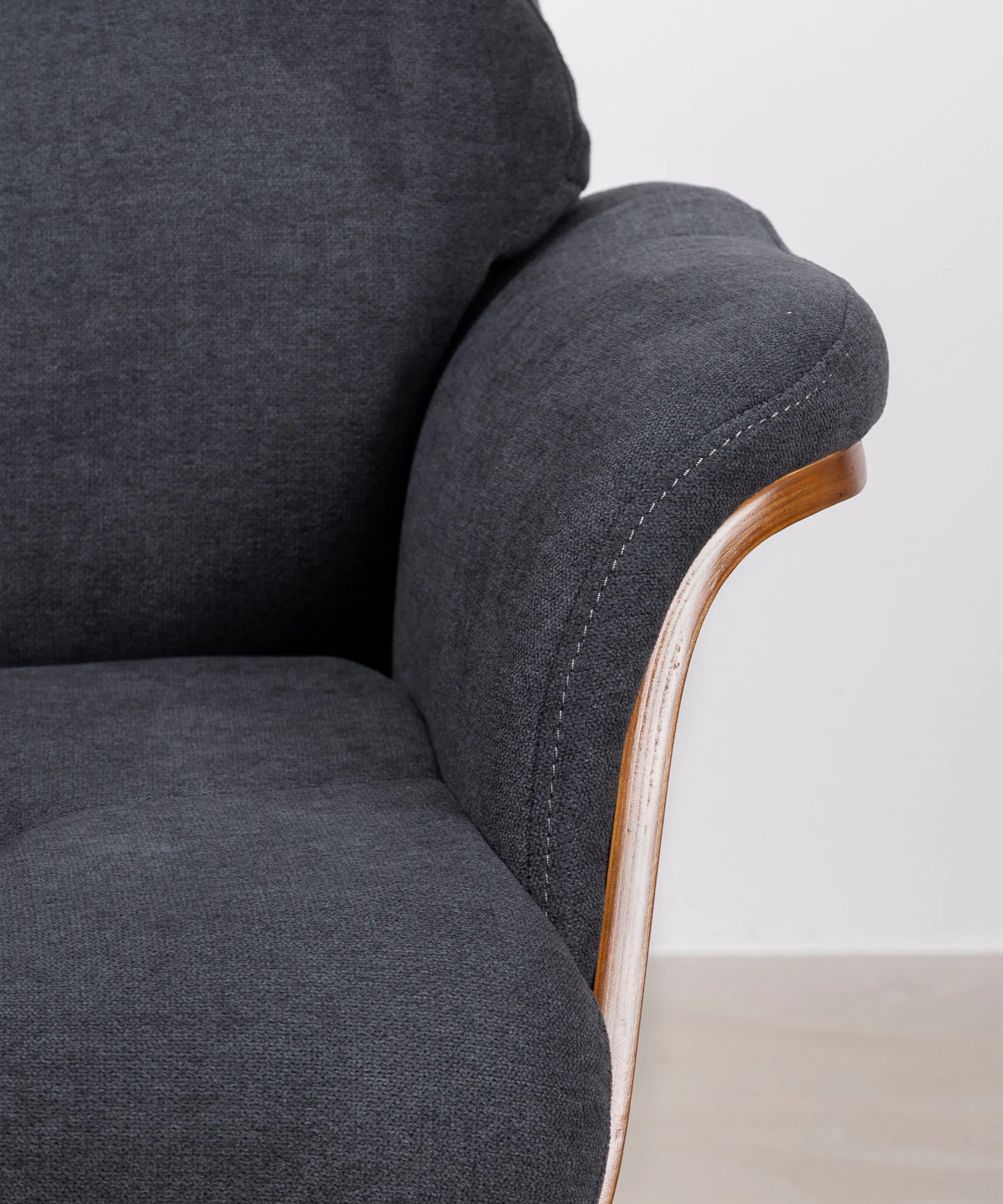 Sillón Reclinable en Madera y Tapizado con Reposapiés Osaka