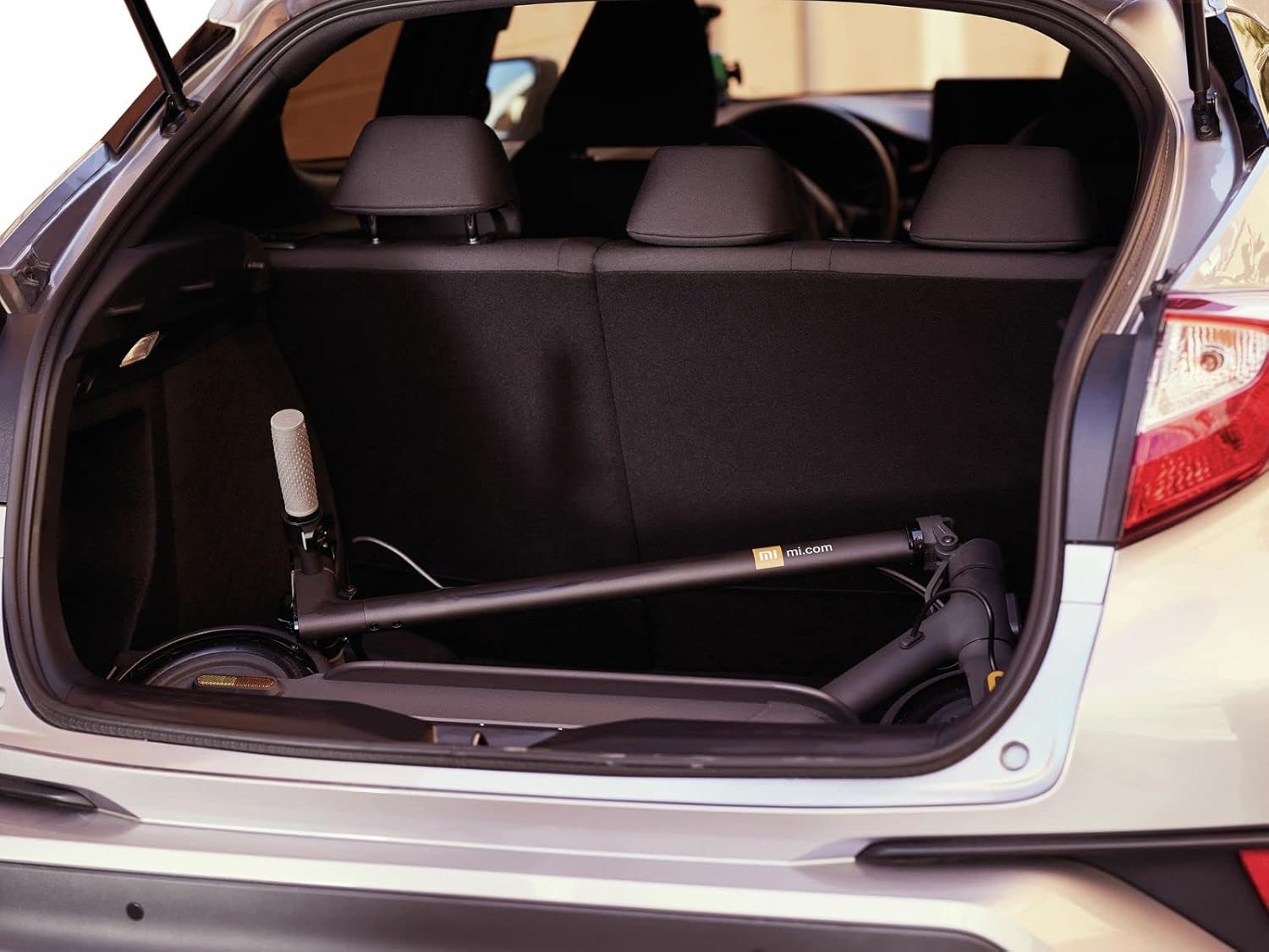 Xiaomi E-Scooter with German Road Legal (Max 20 km/h, Up to 70 km Range & 25 Percent Incline, Pneumatic Tyres, Dual Brakes, Display, Aluminium Body, App)